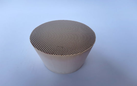 Cordierite Monolith 3 Yollu Otomobil Katalizörü Egzoz Kontrolü Benzinli Arabalarda Dpf Duvar Akışı