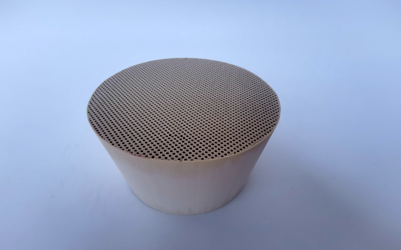 Cordierite Monolith 3 Yollu Otomobil Katalizörü Egzoz Kontrolü Benzinli Arabalarda Dpf Duvar Akışı